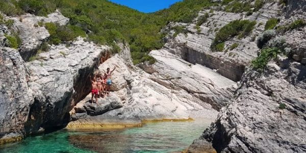 Island Vis boat tours and hidden beaches